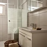Avesta Private - Niovi Vlikhon